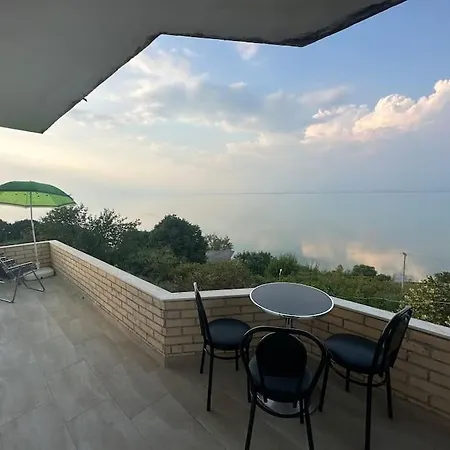 Tranquil Lakehouse 别墅