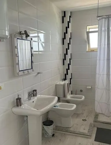 Tranquil Lakehouse *