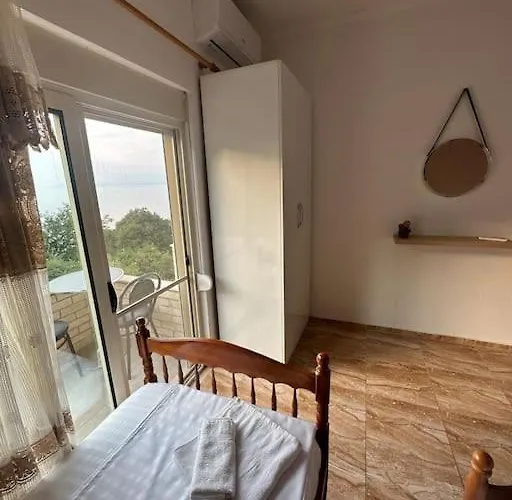 Tranquil Lakehouse 别墅