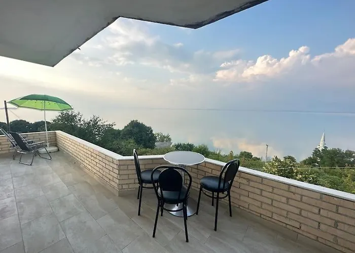 别墅 Tranquil Lakehouse *