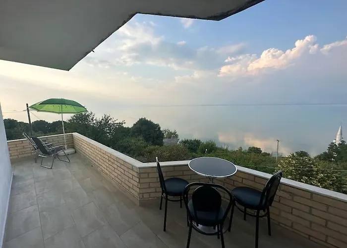 Tranquil Lakehouse 别墅